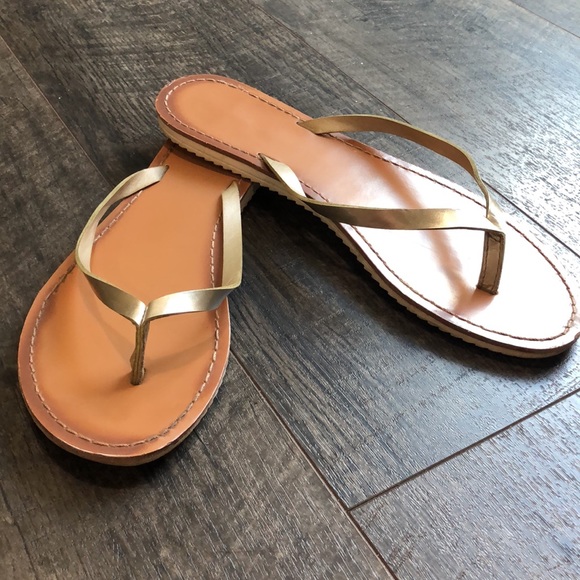 AMERICAN EAGLE GOLD FLIP FLOPS SIZE 11 - Picture 4 of 6